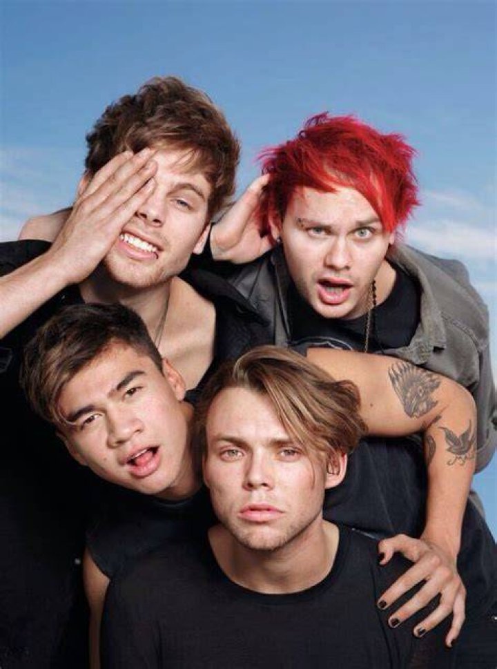 5SOS' Sounds Live Feels Live Tour Setlist 1