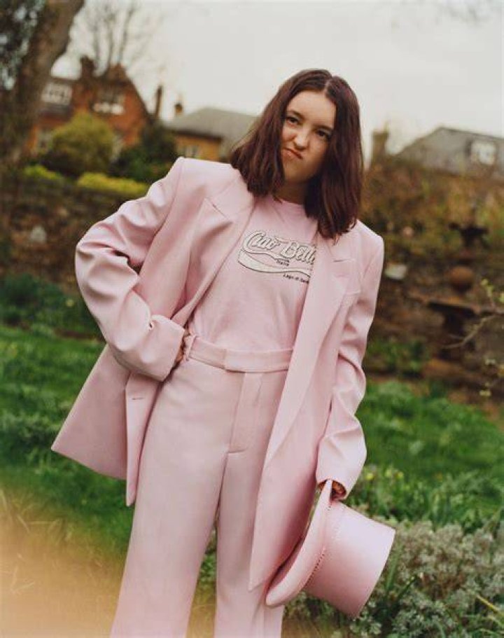 Bella Ramsey Taille