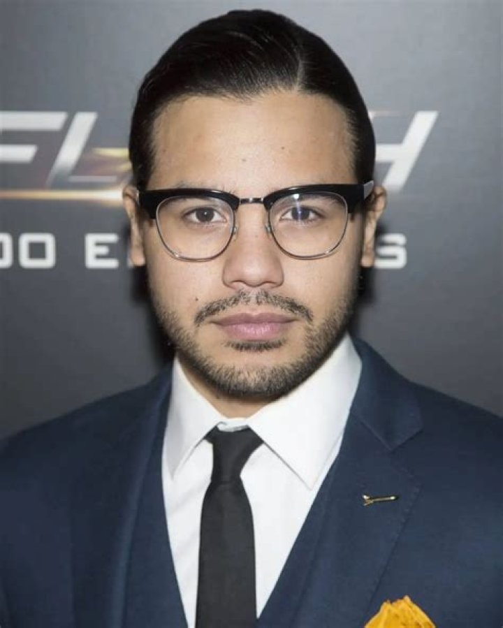 Carlos Valdes Carlos Valdes Bio, Height, Dating, Gay, Girlfriend, Net Worth