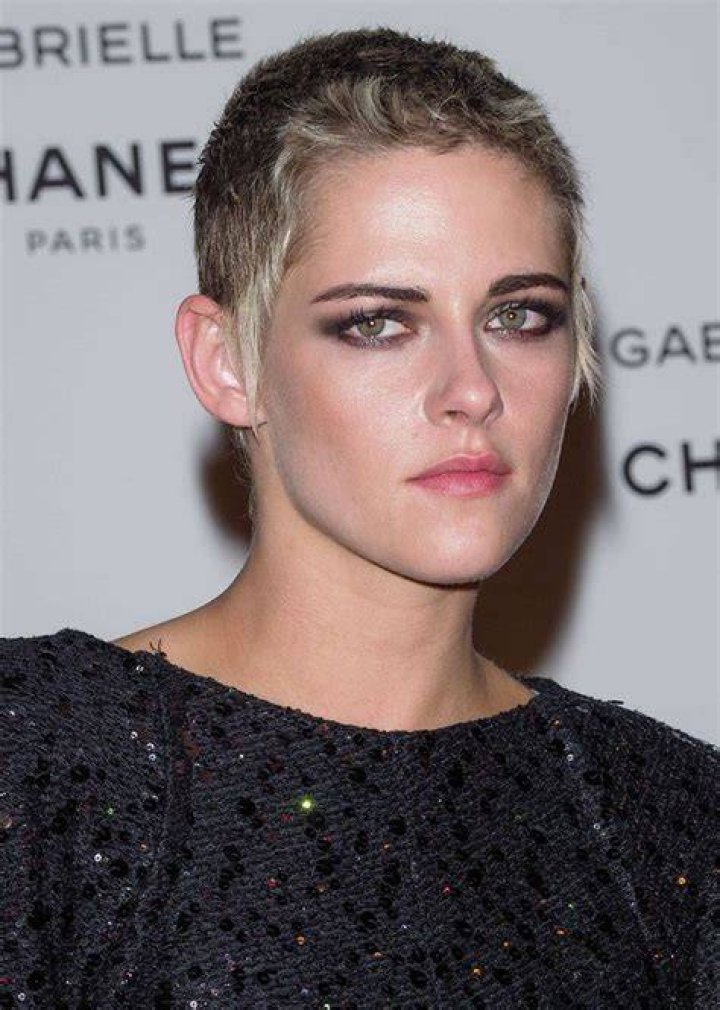 Kristen Stewart Debuts Drastic Buzz Cut In Solo Red Carpet Appearance