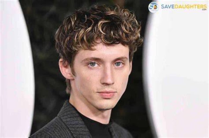 Troye Sivan Height