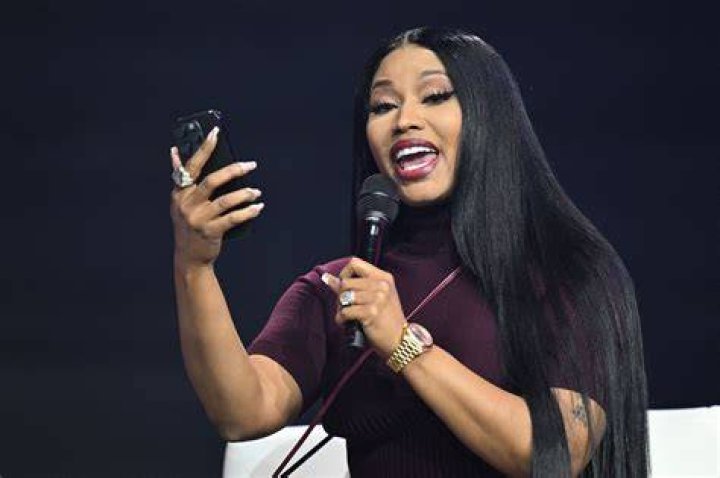 Watch Nicki Minaj call out Miley Cyrus at VMAs 1